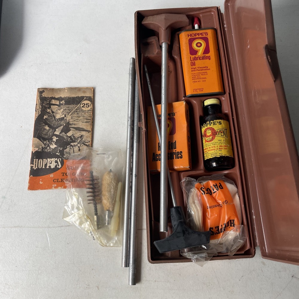 VINTAGE HOPPE’S GUN CLEANING KIT (OIL, PATCHES, RODS) (t7)