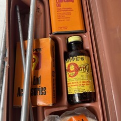 VINTAGE HOPPE’S GUN CLEANING KIT (OIL, PATCHES, RODS) (t7)
