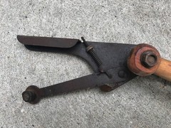 VINTAGE WOOD 3 PIECE SHOTGUN CLEANING ROD KIT & HAND CLAY PIGEON THROWER