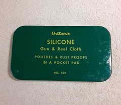 Vintage Outers Silicone Gun & Reel Polishing Cloth in Pocket Pak No 420 Tin