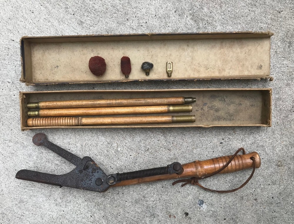 VINTAGE WOOD 3 PIECE SHOTGUN CLEANING ROD KIT & HAND CLAY PIGEON THROWER