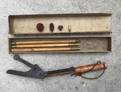 VINTAGE WOOD 3 PIECE SHOTGUN CLEANING ROD KIT & HAND CLAY PIGEON THROWER