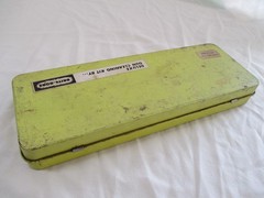 Vintage BRITE-BORE Deluxe Rifle Gun Cleaning Kit Yellow Metal Box. No. 25A