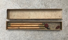 VINTAGE WOOD 3 PIECE SHOTGUN CLEANING ROD KIT & HAND CLAY PIGEON THROWER