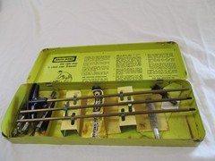 Vintage BRITE-BORE Deluxe Rifle Gun Cleaning Kit Yellow Metal Box. No. 25A