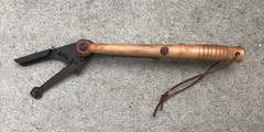 VINTAGE WOOD 3 PIECE SHOTGUN CLEANING ROD KIT & HAND CLAY PIGEON THROWER