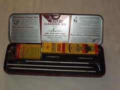 VINTAGE OUTERS GUNSLICK 22 CAL RIFLE GUN CLEANING KIT NO. 477 IN METAL BOX