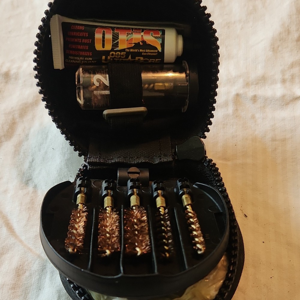 Otis .12 Gauge Deep Cleaning Kit w/ Case, Bore Brush, Patches & Solvent