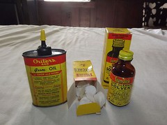 VINTAGE OUTERS GUNSLICK 22 CAL RIFLE GUN CLEANING KIT NO. 477 IN METAL BOX