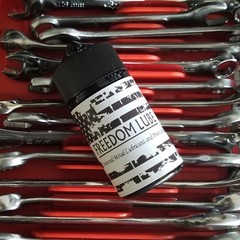 Universal metal lubricant and cleaner. General home use metal lubricant. 2.5 oz