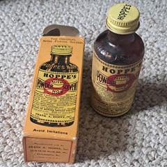 Vintage 1937 Hoppe’s No. 9 Nitro Powder Cleaning Solvent 2 oz Glass Bottle, Box