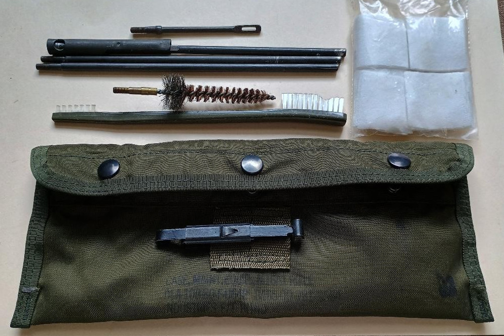 VIETNAM TYPE M16A1 US MILITARY RIFLE CLEANING KIT OD GREEN WITH ALICE MTG CLIP
