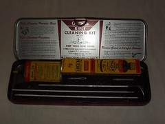 VINTAGE OUTERS GUNSLICK 22 CAL RIFLE GUN CLEANING KIT NO. 477 IN METAL BOX